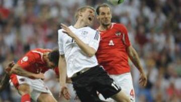 El futbolista alemán Per Mertesacker, pelea por el balón con Emanuel Pogatetz de Austria, durante el partido de clasificación para el Mundial 2014 que han disputado las selecciones de Alemania y Austria en el Allianz Arena en Múnich, Alemania, el 6 de septiembre de 2013.
