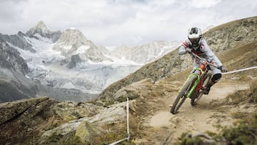 La piloto de MTB francesa Melanie Pugin en plena etapa de las EWS-E en Zermatt (Suiza) con los alpes de fondo nevados. 