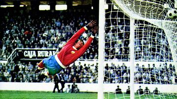 Breitner marcó gol a Superpaco pero el balón entró por un agujero de la red.