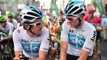 Geraint Thomas y Chris Froome hablan antes de tomar la salida en el Tour de Gran Bretaña.