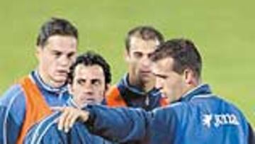 Quique escucha a Iván Amaya.