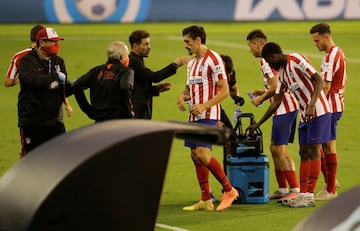 Simeone con sus jugadores durante la pausa para la hidratación.