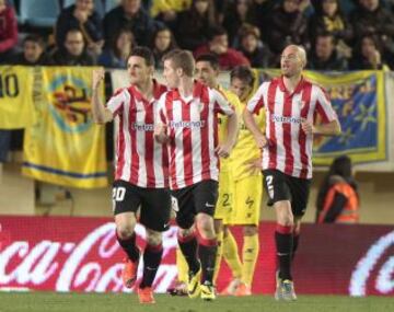 1-1. Aduriz celebra el del empate con sus compañeros.