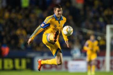 El francés André-Pierre Gignac, goleador y figura de Tigres, como centro delantero, acompañado de Sobis.