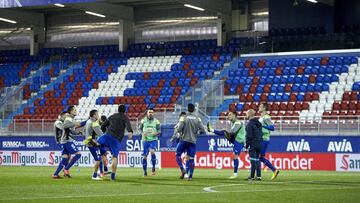 Los jugadores del Eibar antes del último partido ante la Real.