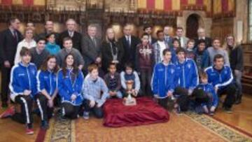 UNCA COPA DEL MUNDO PARA TODOS. Los dirigentes, con Mainini (FIBA), Fandos (ayuntamiento de Barcelona) y Sáez (FEB) en el centro, posan junto a jóvenes promesas.