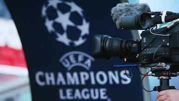 Un operador de c&aacute;mara frente al logo de la Champions League.