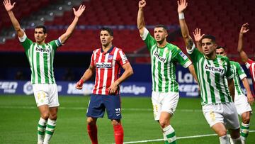 Varios jugadores del Betis protestan una acci&oacute;n. 