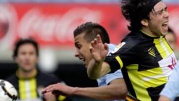 <b>MUCHA LUCHA Y POCA CALIDAD. </b>Botelho y Lizio pugnan por la posesión de un balón ante la mirada de Roberto Lago.