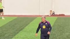 El show de Laporta jugando al fútbol con Deco en Arabia Saudí