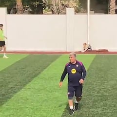 El show de Laporta jugando al fútbol con Deco en Arabia Saudí