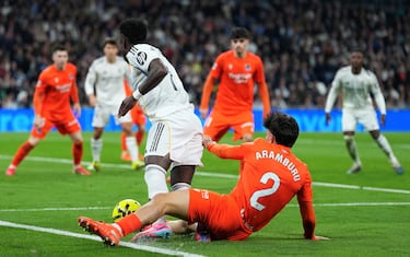 El delantero brasileño tira un caño al defensa venezolano que se tira con todo por detras. El VAR no entra en la acción y los jugadores de la Real Sociedad protestan la decisión del árbitro.