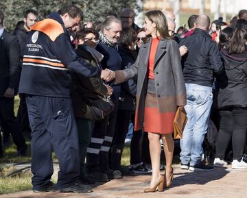 La Reina Letizia visitó junto al Rey Felipe VI la sede de la compañía Joma Sport en la localidad toledana de Portillo. La Reina lució un vestido y abrigo a juego de colores tierra.