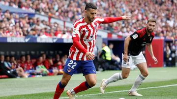 Mario Hermoso controla el balón durante el partido contra Osasuna.