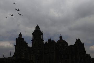 Desfile por la Independencia rinde homenaje a héroes de la salud