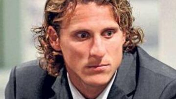 <b>MALA CARA EN EL REGRESO DESDE CHIPRE.</b> Forlán se mostraba así de alicaído el pasado miércoles en el aeropuerto de Larnaka. Enrique Cerezo estuvo hablando a solas con él durante un buen rato, preocupado por su estado.