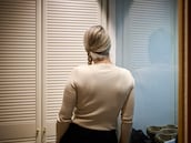 DVD 1298 Pamplona, Navarra, 22/12/2025 -El abogado José Luis Beaumont junto a su cliente, presuntamente abusada sexualmente por sumisión química. Foto: Pablo Lasaosa