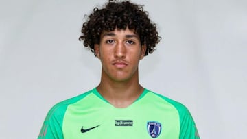 Chelsea sign 16-year-old goalkeeper Tlemcani from Paris