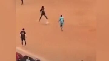 Inexplicable burla de jugador en pleno partido de fútbol