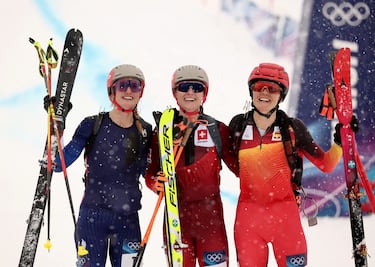 La medallista de oro Marianne Fatton de Suiza celebra tras ganar la final de Sprint Femenino de Esquí de Montaña con la medallista de plata Emily Harrop de Francia y la medallista de bronce Ana Alonso Rodríguez de España.    