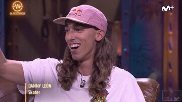 El skater espa&ntilde;ol Danny  Le&oacute;n en La Resistencia de Movistar+, entrevistado por David Broncano en motivo de las FISE European Series que se celebrar&aacute;n en el WiZink Center de Madrid. Con gorra rosa de Red Bull y camiseta de Vazva, sonri