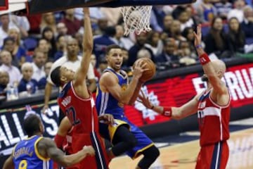 Stephen Curry lanza ante Otto Porter Jr. y Marcin Gortat.