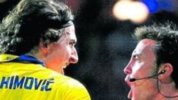 El azulgrana se queja tras el primer gol anulado