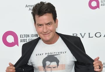 La adicción de Charlie Sheen por el juego se convirtió en el peor enemigo del actor estadounidense. Su exesposa Denise Richards aseguró que el intérprete se gastaba más de 200.000 dólares a la semana para jugar al póker. Por suerte, parece ser que esta adicción ha llegado a su final, tal y como ha confesado en varias entrevistas.
