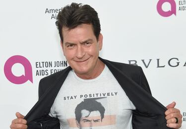 La adicción de Charlie Sheen por el juego se convirtió en el peor enemigo del actor estadounidense. Su exesposa Denise Richards aseguró que el intérprete se gastaba más de 200.000 dólares a la semana para jugar al póker. Por suerte, parece ser que esta adicción ha llegado a su final, tal y como ha confesado en varias entrevistas.