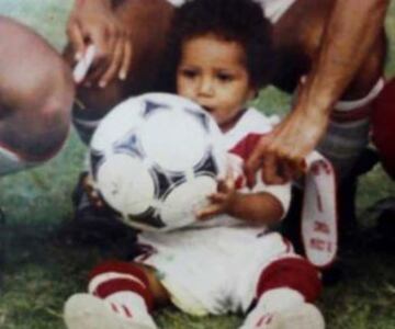 El peruano Paolo Guerrero, posando con un balón.