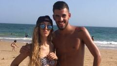 Dani Ceballos con su hermana Salom&eacute; en la playa.