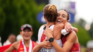 Raquel González y Laura García Caro se abrazan tras cruzar la meta.