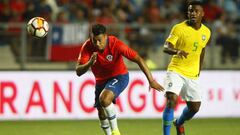 El jugador de Chile Ivan Morales juega el bal&oacute;n contra Brasil durante el  campeonato sudamericano Sub 20 en el estadio El Teniente.
 