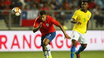 El jugador de Chile Ivan Morales juega el balón contra Brasil durante el campeonato sudamericano Sub 20 en el estadio El Teniente.