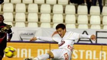 <b>GRAN VOLEA. </b>Así empalmó el balón el debutante Núñez para marcar el segundo tanto del Albacete.
