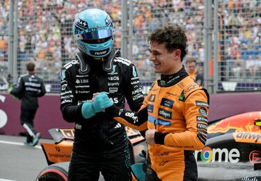 El piloto británico de Mercedes, George Russell, felicita a su compatriota Lando Norris.