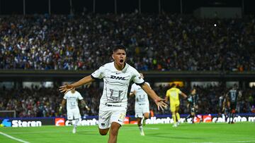 Piero Quispe festeja su gol con los Pumas.