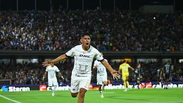 Piero Quispe festeja su gol con los Pumas.