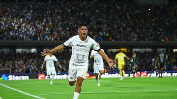 Piero Quispe festeja su gol con los Pumas.