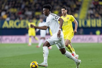 Aunque brilla ms como centrocampista, pas con nota su partido como central ante el Villarreal. Cort ocasiones por arriba y por abajo, destacando su juego areo.