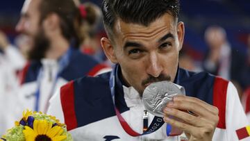 Daniel Ceballos, jugador del Real Madrid, besa la medalla de plata conseguida con España en los Juegos Olímpicos de Tokio 2020.