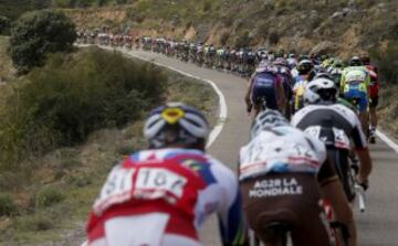 El pelotón durante la decimotercera etapa de la Vuelta Ciclista a España, disputada entre Calatayud y Tarazona, de 177 kilómetros de recorrido. 