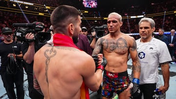 Ilia Topuria y Charles Oliveira se saludan tras su pelea.