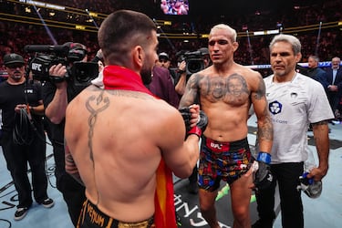 Ilia Topuria es felicitado por Charles Oliveira tras el combate en el que el hispanogeorgiano noqueó al brasileño.