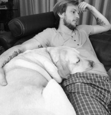 El futbolista croata del Barcelona, Ivan Rakitic, descansando junto a su perro.