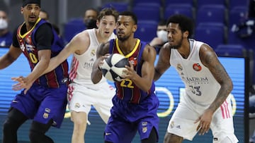 Cory Higgins rodeado de defensores del Real Madrid durante la final de la Copa del Rey.