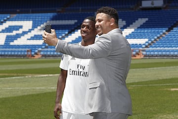 El jugador brasileño ha sido presentado en el estadio Santiago Bernabéu de la mano del presidente Florentino Pérez y acompañado de su familia. En la foto, con Ronaldo. 