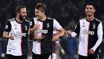 Matthijs de Ligt celebra el gol con Cristiano e Higua&iacute;n.