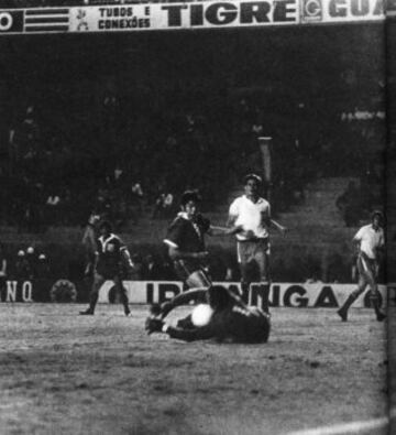 28 de abril de 1970: Universidad de Chile vence 2-1 a Nacional de Montevideo en Porto Alegre y avanza a semifinales de Copa Libertadores. Goles de Guillermo Yávar y Eduardo Peralta.