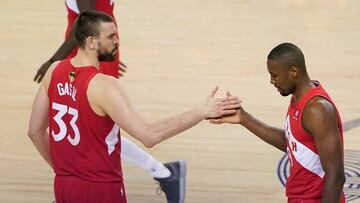 Marc Gasol y Serge Ibaka se saludan durante un partido de la NBA de Toronto Raptors